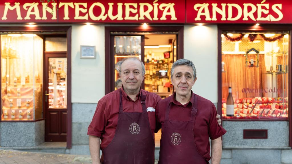 Andrés y José Luis, a las puertas de Mantequería Andrés.