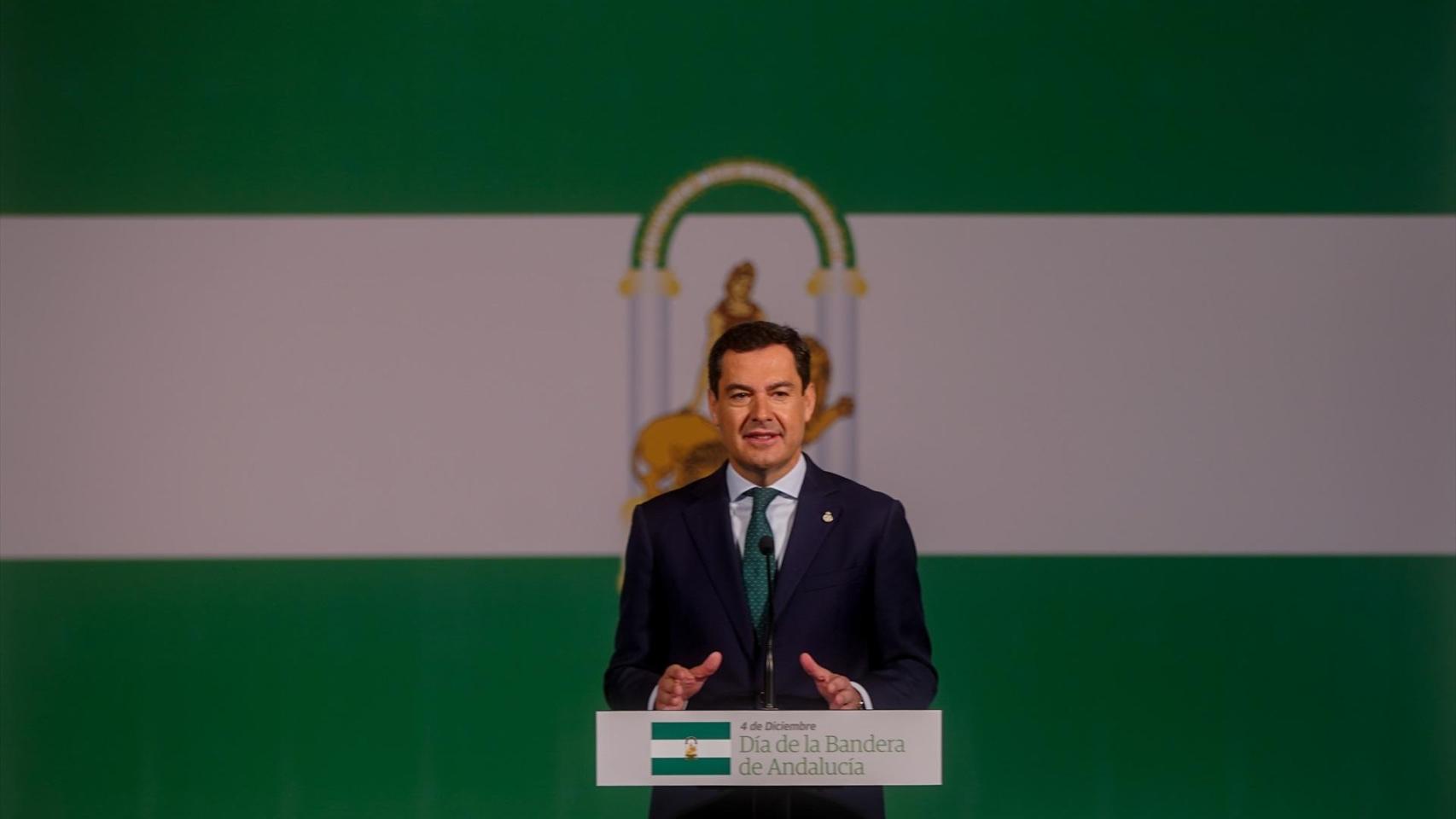 Juanma Moreno, en el Día de la Bandera, ante la enseña de Andalucía.
