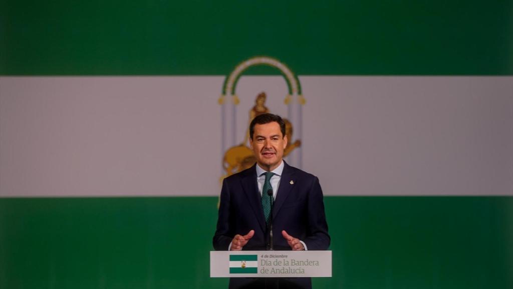 Juanma Moreno, en el Día de la Bandera, ante la enseña de Andalucía.