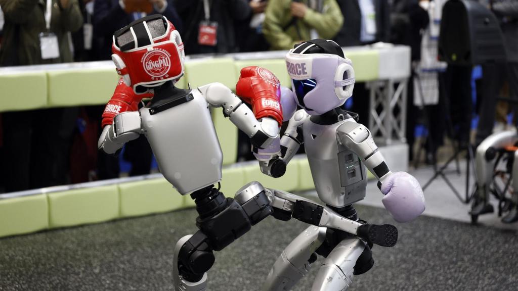 Dos robots peleándose en la feria de Japón.