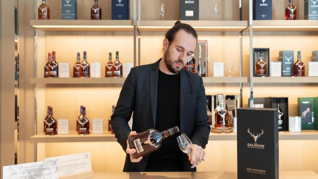 Aparicio-González sirve uno de los whiskies de The Dalmore.