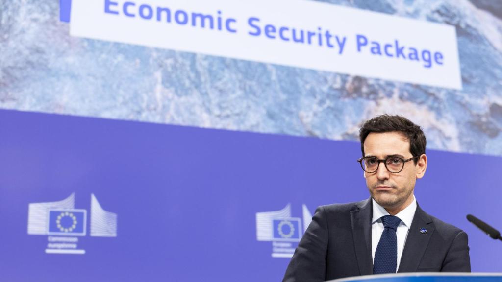 El vicepresidente de la Comisión responsable de Industria, Stéphane Séjourné, durante la rueda de prensa de este miércoles en Bruselas