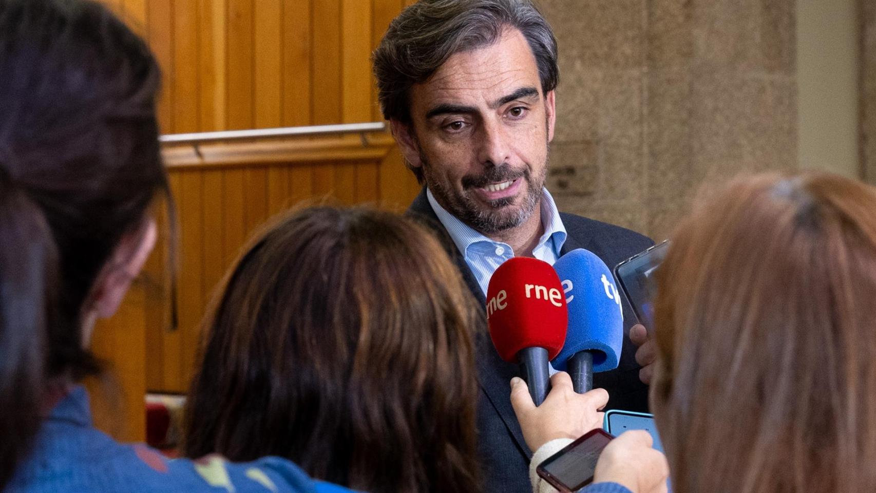 Diego Calvo realiza declaraciones a los medios en los pasillos de la Cámara.