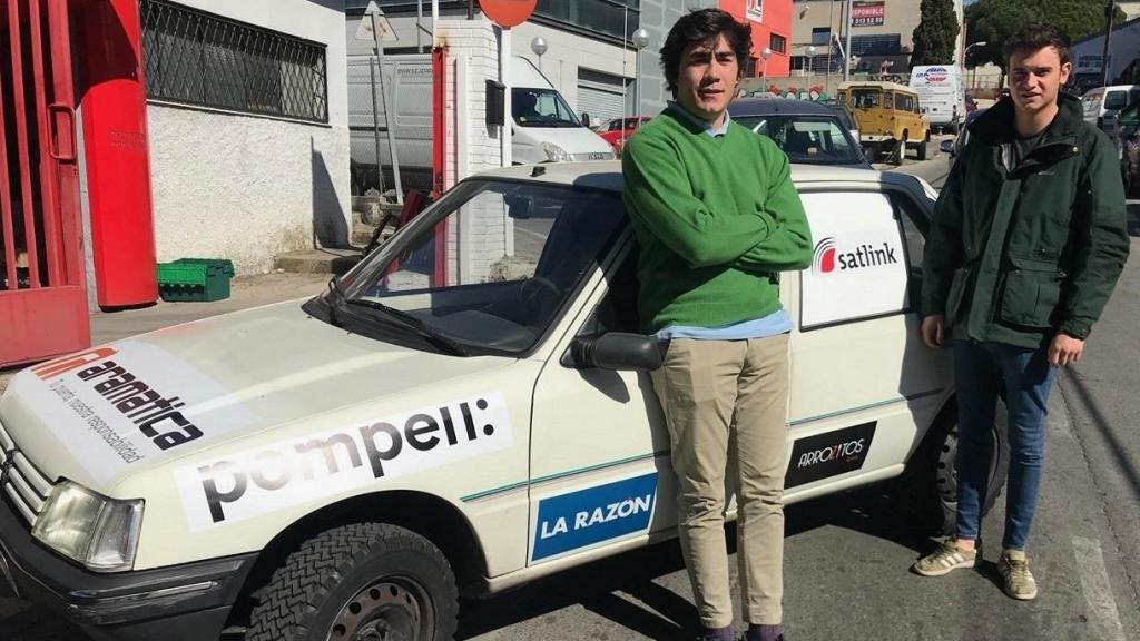 Imagen de archivo de dos jóvenes madrileños.