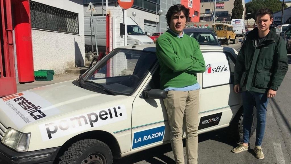 Imagen de archivo de dos jóvenes madrileños.