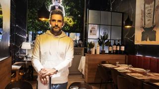 Marcos Torres en la sala de su restaurante Treinta y tantos este miércoles.