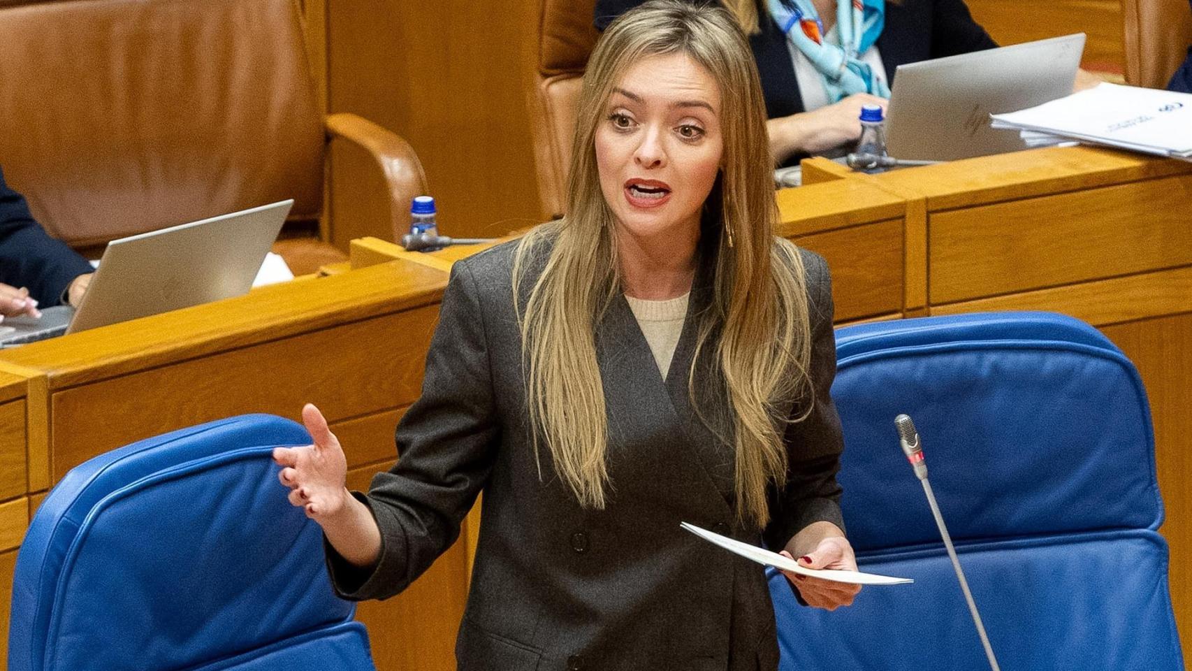 La conselleira de Política Social e Igualdade, Fabiola García, en el pleno del Parlamento de Galicia.