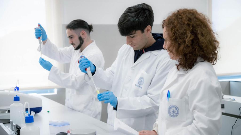 Estudiantes en el campus de Cartagena de la UCAM.