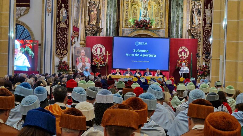 Imagen de un acto de apertura de la UCAM.