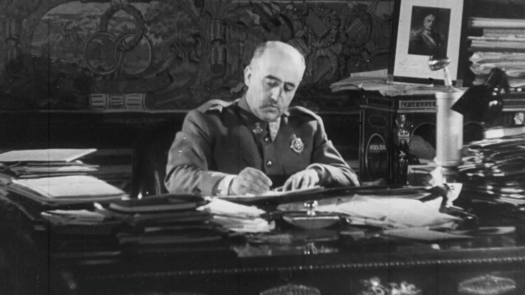 Franco en el primer noticiero emitido del No-Do, en 1942