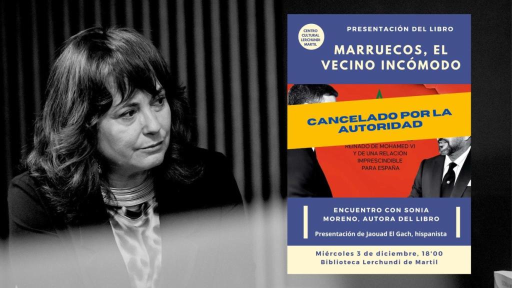 Sonia Moreno, autora de 'Marruecos, el vecino incómodo', junto al cartel de la cancelación de la presentación del libro.