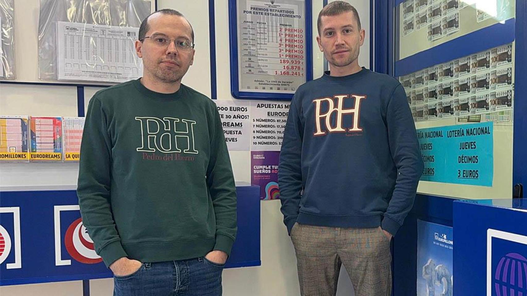 Andrés a la izquierda y Marcos a la derecha en su administración de loterías de Zaratán