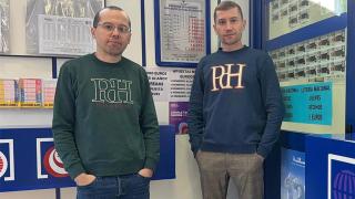 Andrés a la izquierda y Marcos a la derecha en su administración de loterías de Zaratán