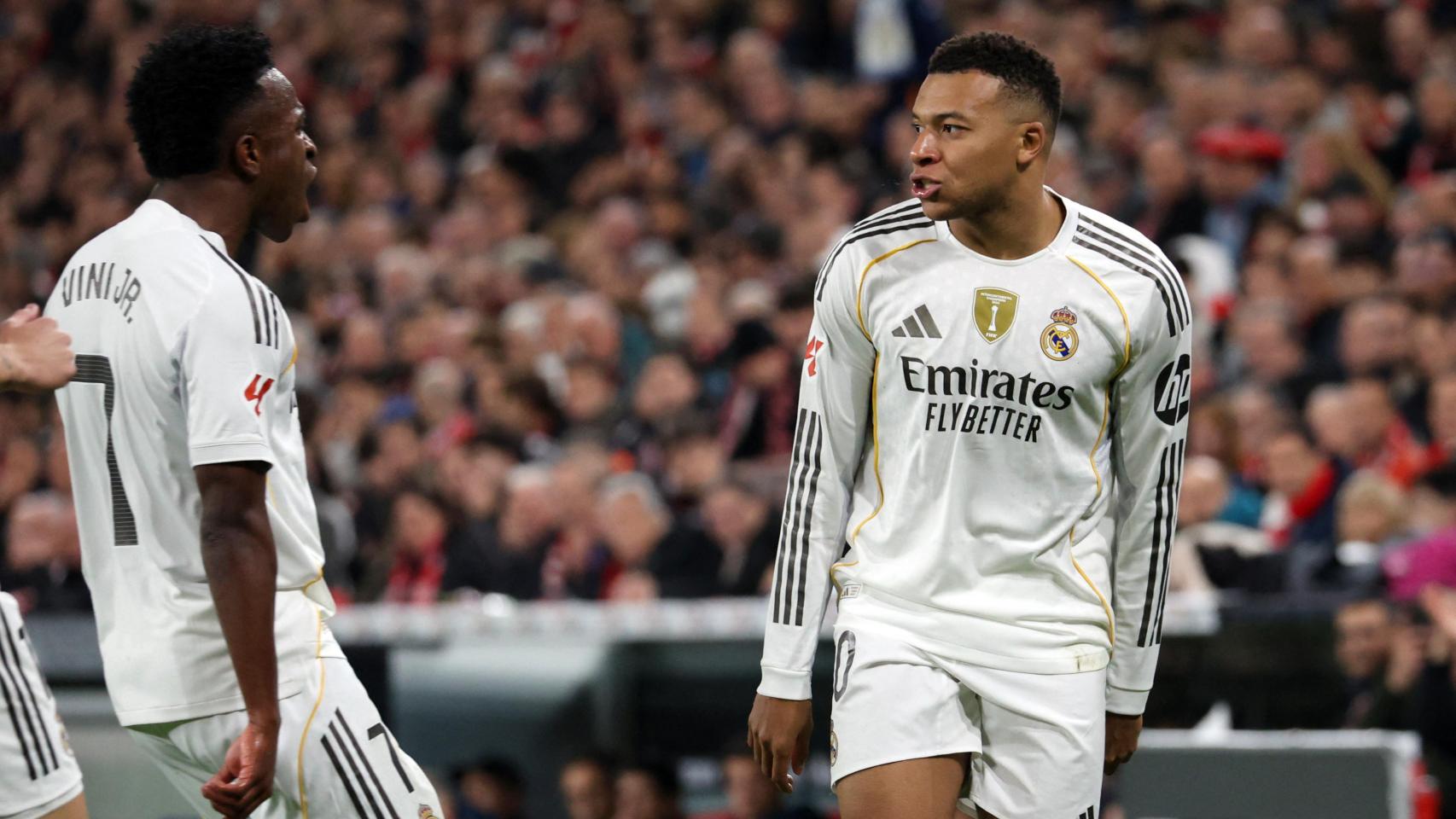 Mbappé celebra su gol con Vinicius.