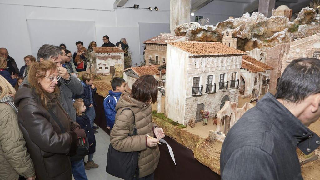 Los vecinos visitan en nacimiento.