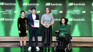 Las campeonas olímpicas, María Perez y Teresa Perales, entregan al centro educativo público Lope de Vega de León, recibe el premio Iberdrola supera en su categoría social