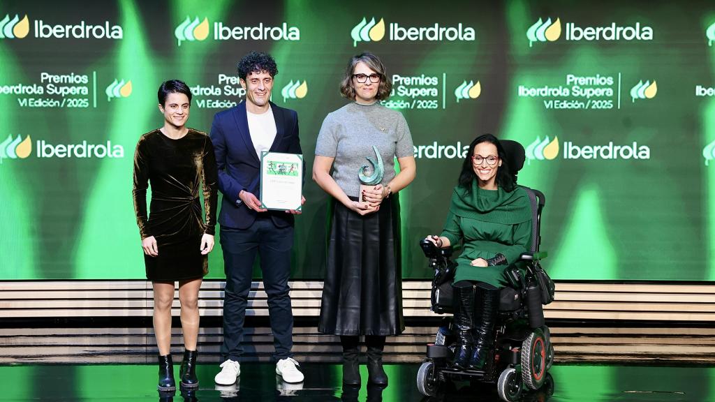 Las campeonas olímpicas, María Perez y Teresa Perales, entregan al centro educativo público Lope de Vega de León, recibe el premio Iberdrola supera en su categoría social