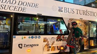 El bus turístico navideño que recorrerá todos los puntos de luz de Zaragoza.