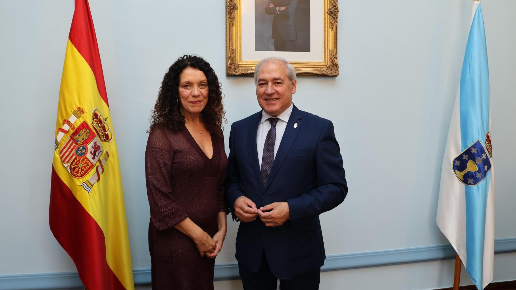 La Subdelegada del Gobierno en Lugo, Olimpia López, junto al presidente de la Diputación.
