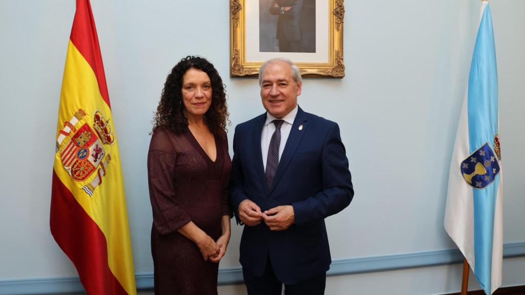 La Subdelegada del Gobierno en Lugo, Olimpia López, junto al presidente de la Diputación.