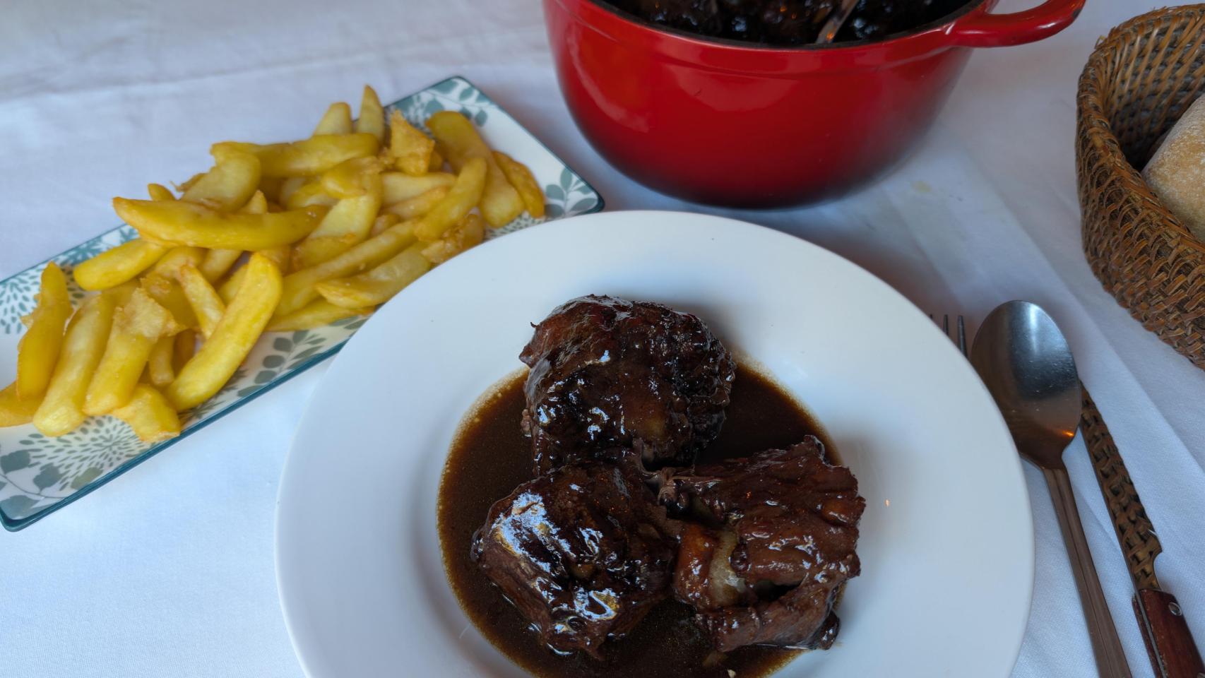 El guiso de rabo de toro que prepara Diego en su restaurante en la playa de San Juan.