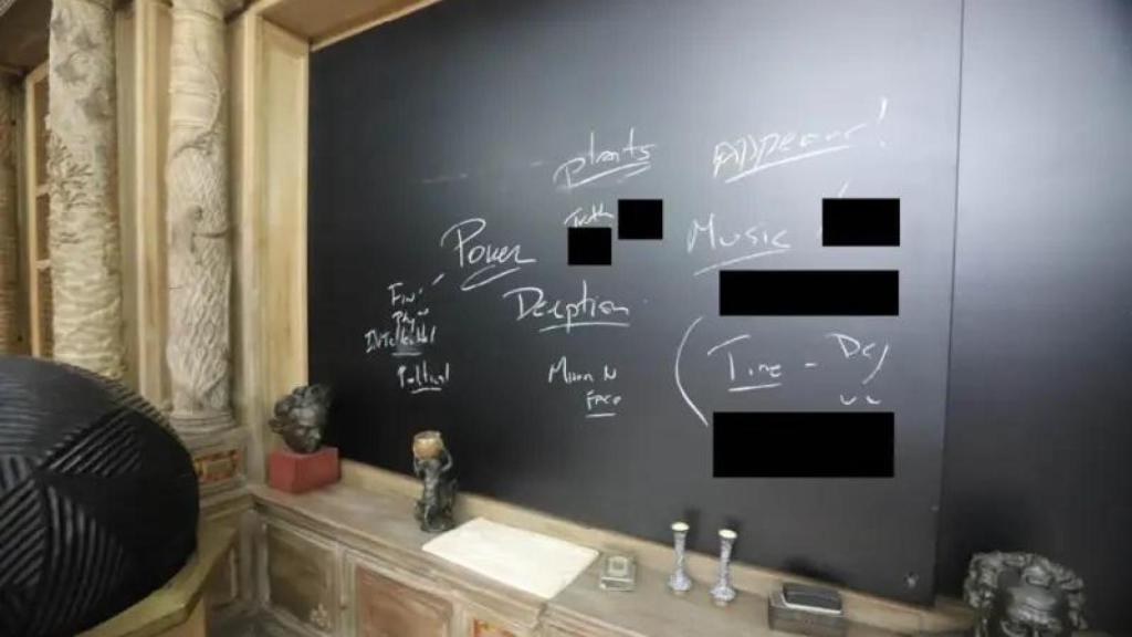 Una pizarra con varias palabras escritas en una de las estancias de la vivienda.