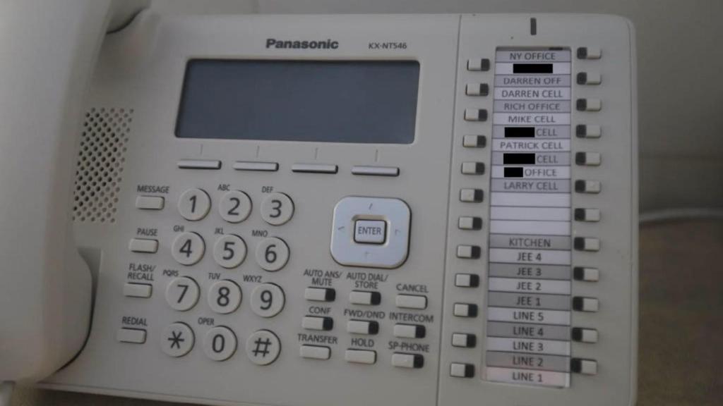 El teléfono de Epstein con contactos directos guardados para llamar.