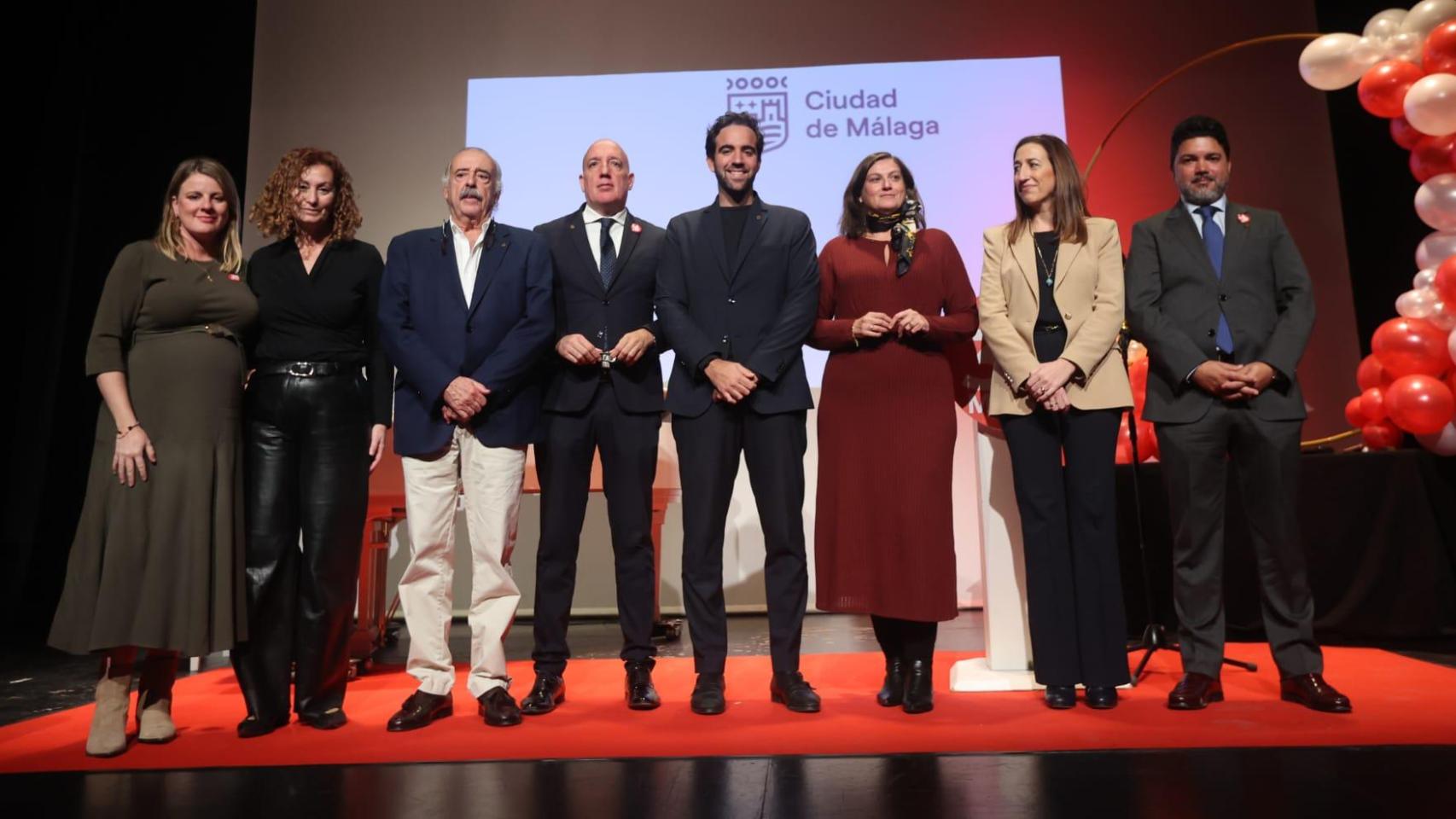 El presidente actual de AJE Málaga con varios expresidentes y secretarias generales.