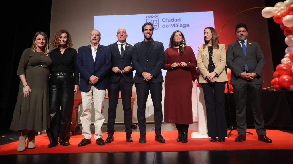 El presidente actual de AJE Málaga con varios expresidentes y secretarias generales.