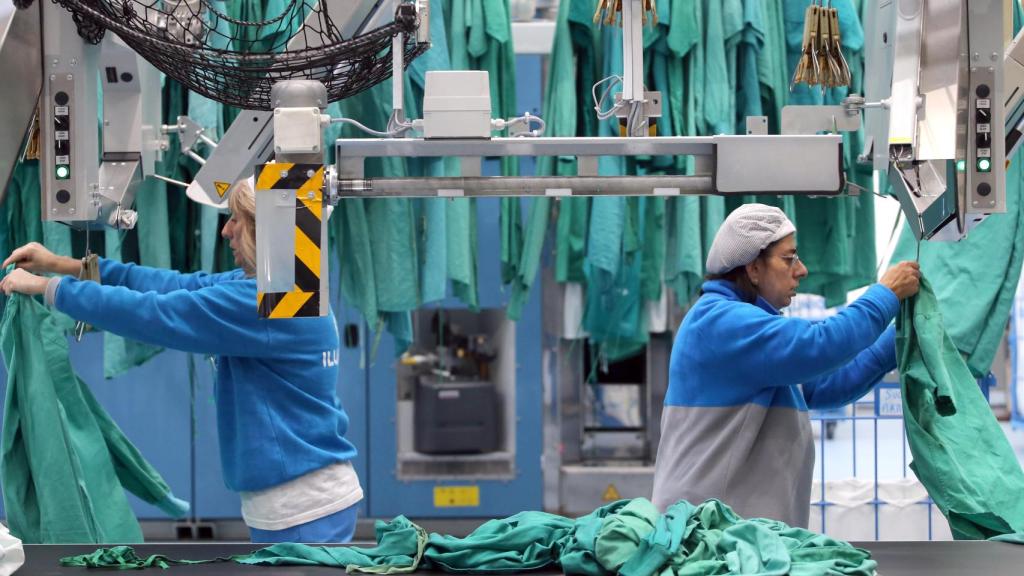 Dos mujeres trabajando en una lavandería