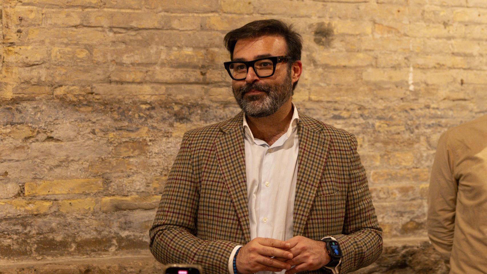 Toni Carceller, al frente de un restaurante que triunfa en el centro de Valencia: Vendemos 5.000 paellas al mes