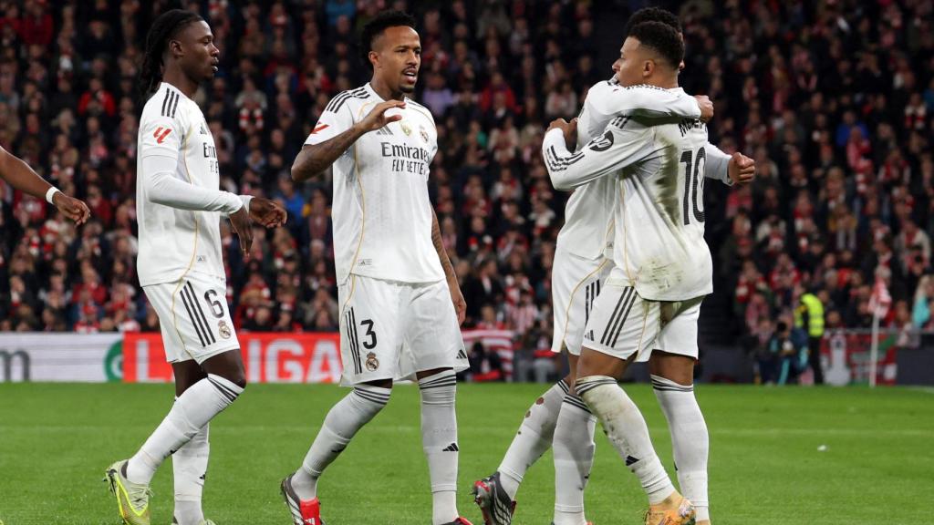 Mbappé, felicitado por sus compañeros.