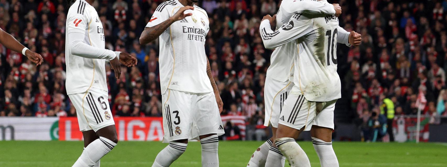 Mbappé, felicitado por sus compañeros.