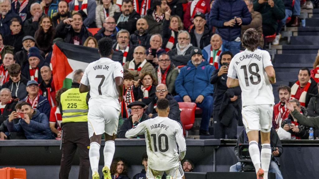 Mbappé celebra uno de sus goles en San Mamés.