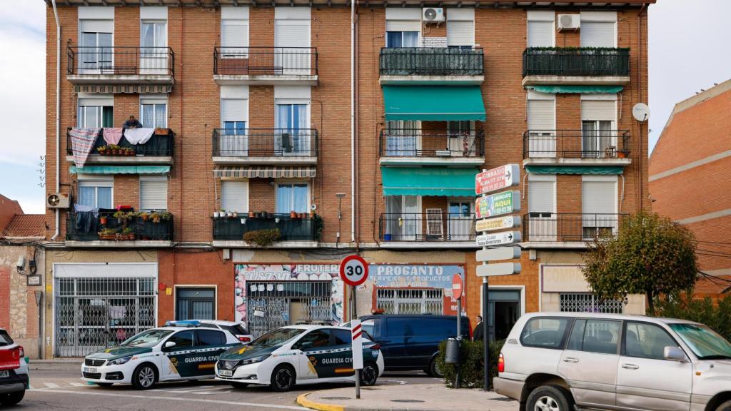 Amplio dispositivo de la Guardia Civil antes del levantamiento del cadáver, en el bloque situado frente a la estación de autobuses.