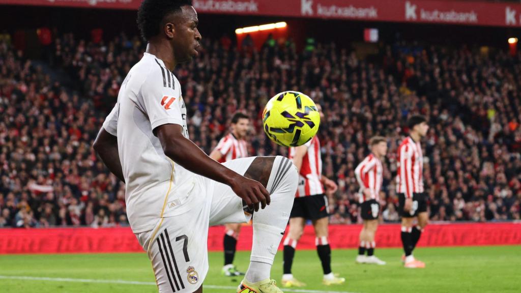 Vinicius controla un balón.