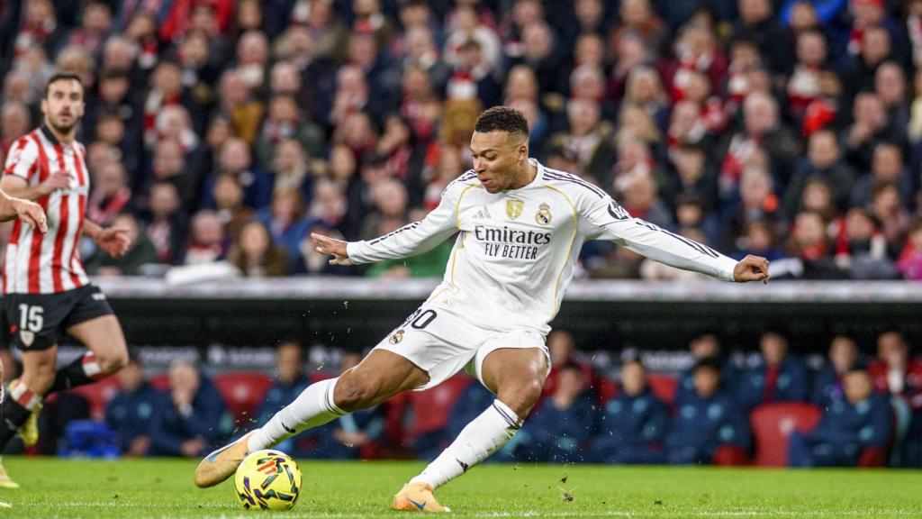 Mbappé, en una postura plástica para marcar ante el Athletic Club.