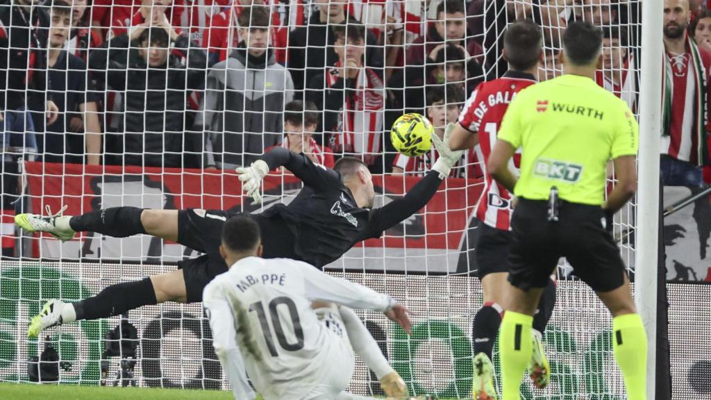 Mbappé vence a Unai Simón.
