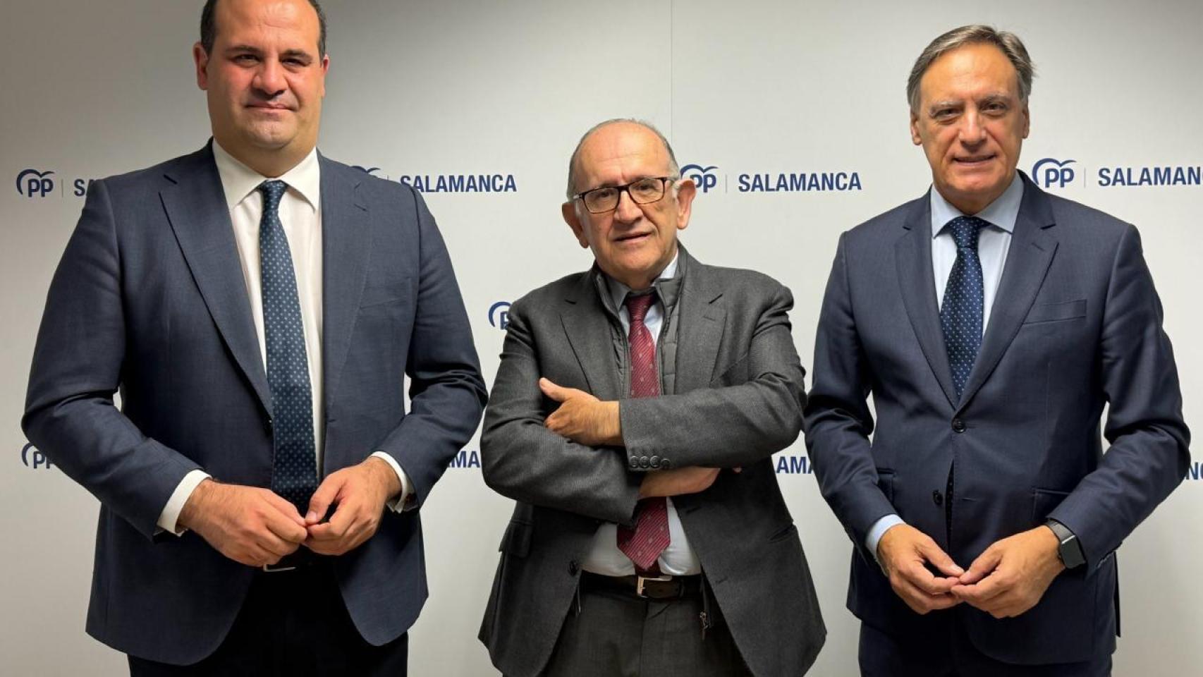 El secretario general del PP de Salamanca, David Mingo, el director general de Infraestructuras y Sostenibilidad Ambiental de la Junta de Castilla y León, José Manuel Jiménez, y el presidente del Partido Popular de Salamanca, Carlos García Carbayo, en la rueda de prensa de este miércoles