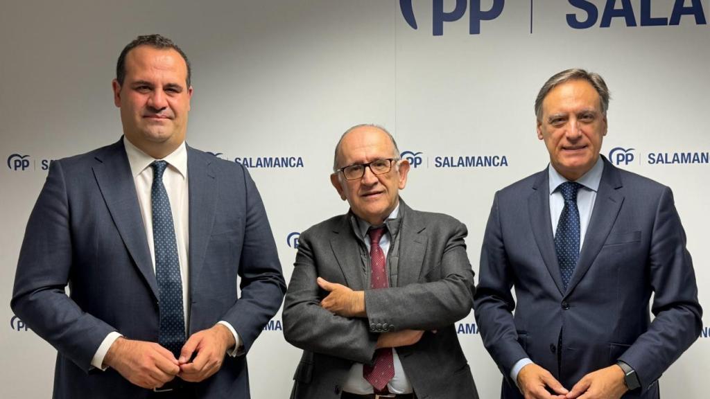 El secretario general del PP de Salamanca, David Mingo, el director general de Infraestructuras y Sostenibilidad Ambiental de la Junta de Castilla y León, José Manuel Jiménez, y el presidente del Partido Popular de Salamanca, Carlos García Carbayo, en la rueda de prensa de este miércoles