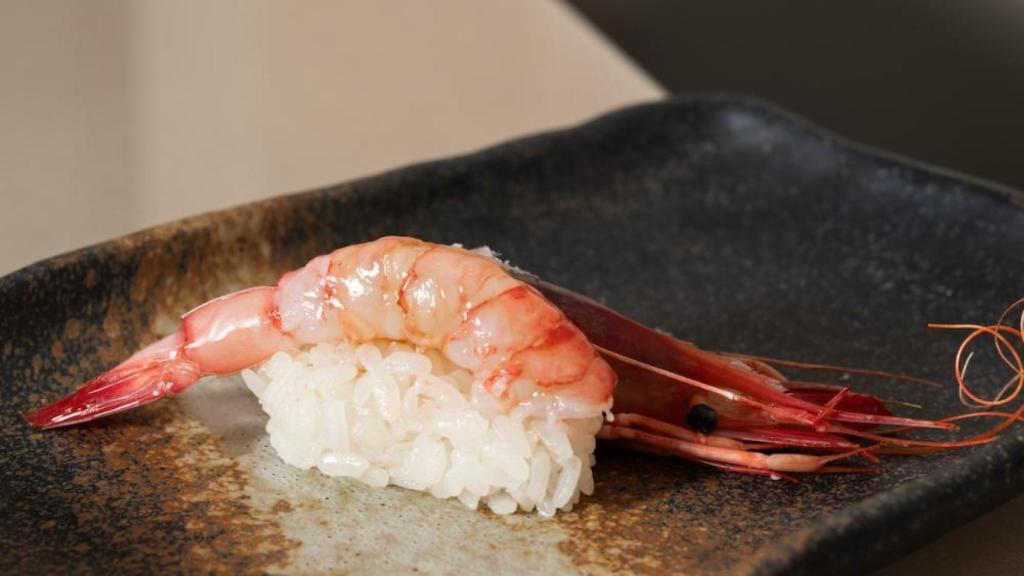 Un nigiri de gamba, entre los 10 que como en el Menú de Mediodía de Hiro.