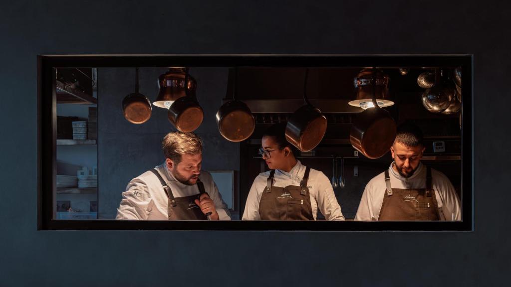 La diminuta cocina de Islares vista desde la sala.