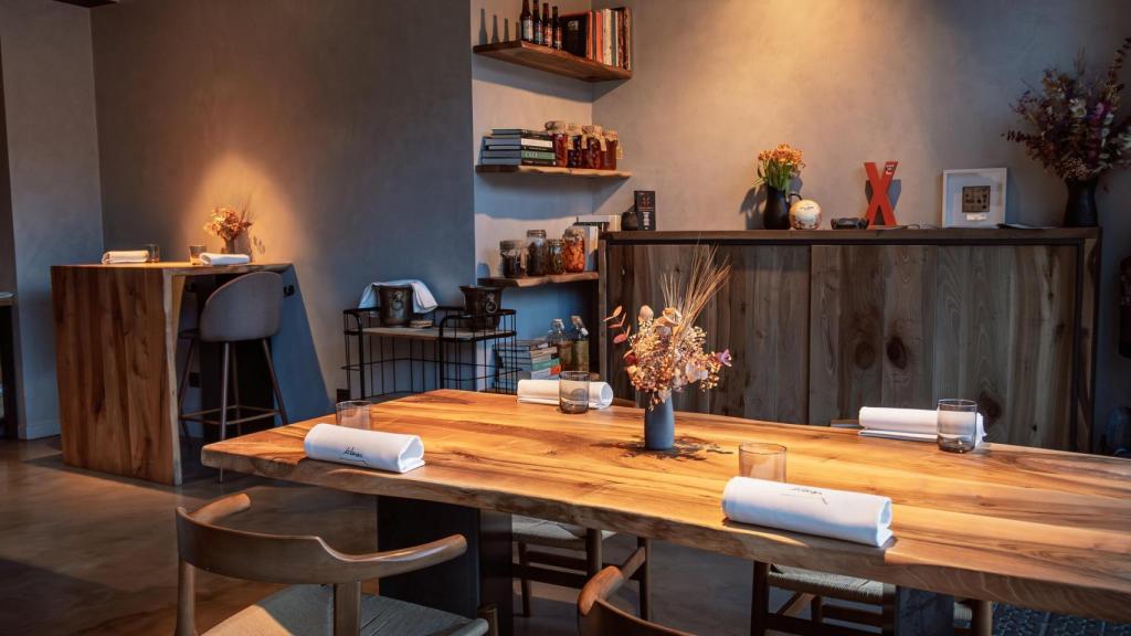 La mesa grande que preside Islares.