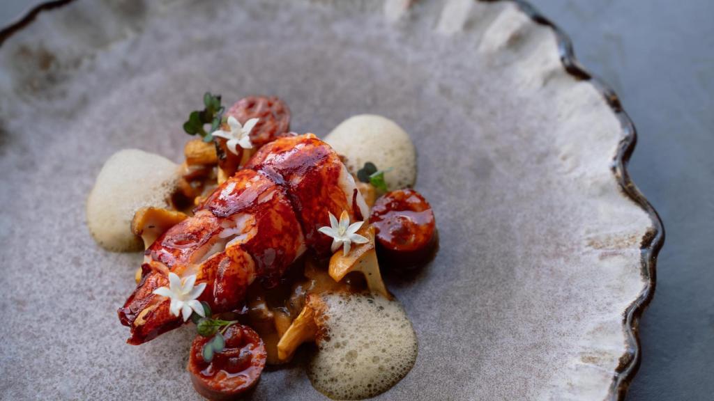 Guiso de setas de temporada con bogavante gallego, txistorra Okelan y café de Nokora.