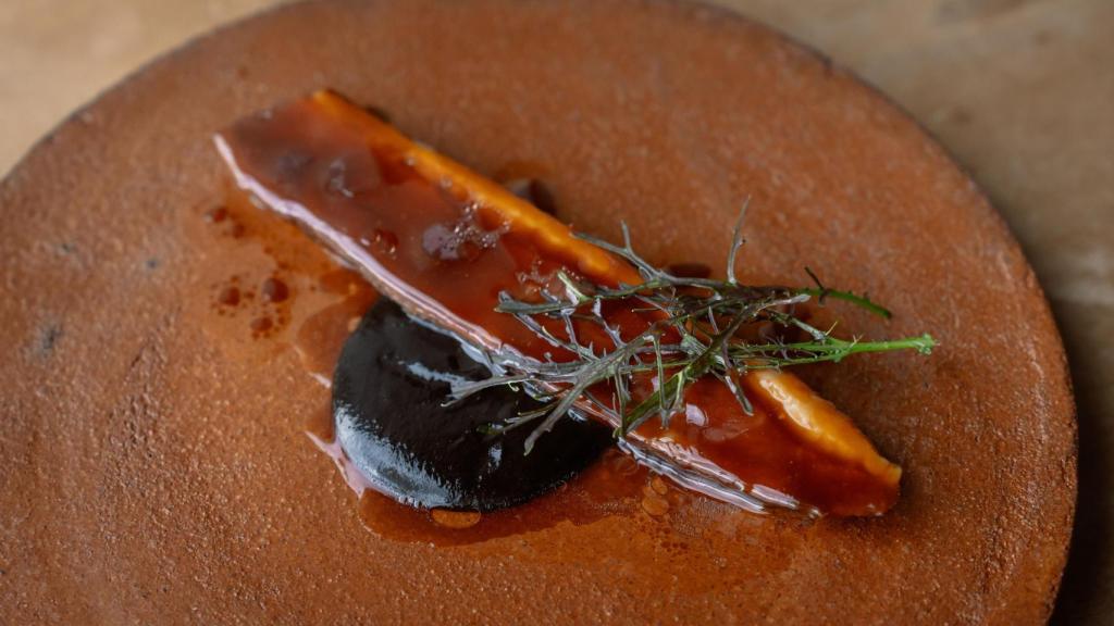 Pato de Ascain con guiso de magano y garúm de xoubas.