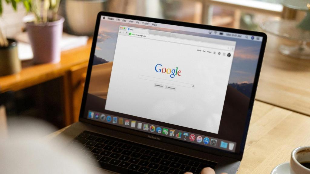 Un ordenador portátil con Chrome y el buscador de Google