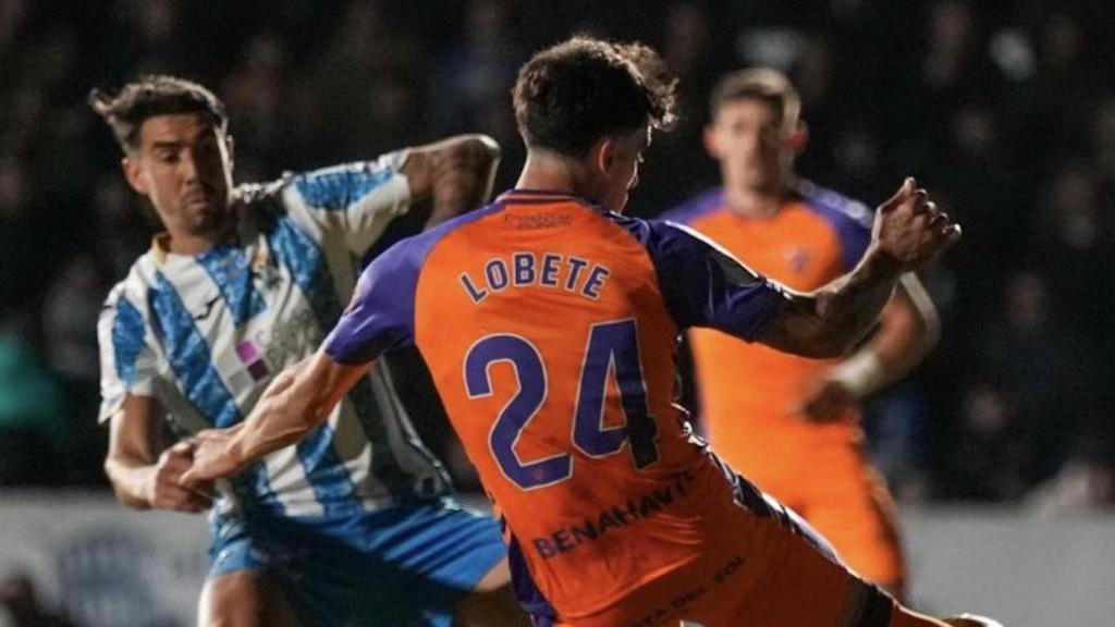 Julen Lobete durante el CF Talavera de la Reina vs. Málaga CF