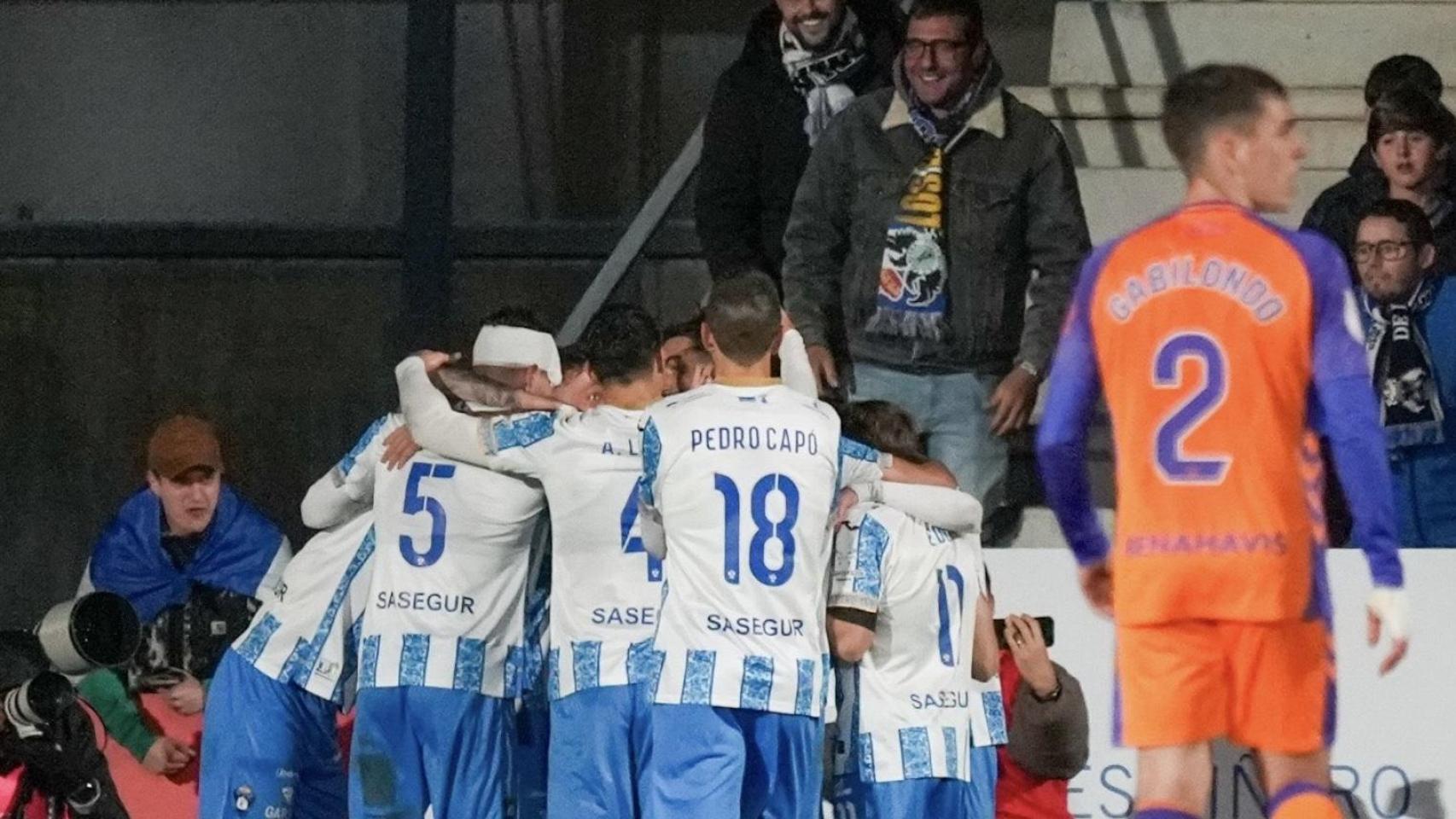 Los jugadores del Talavera celebran un gol en el partido contra el Málaga CF de Copa del Rey.