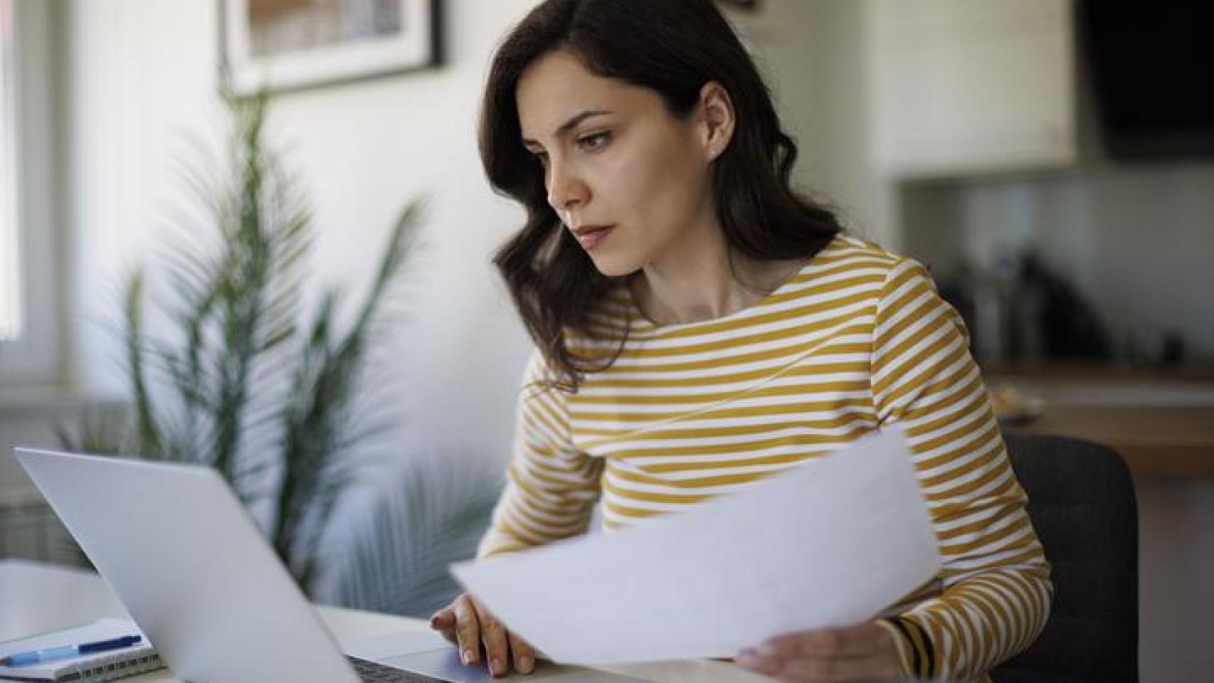 Mujer revisando facturas.