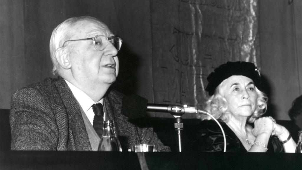 José Luis Borau y Carmen Martín Gaite en un encuentro en la Fundación Juan March.